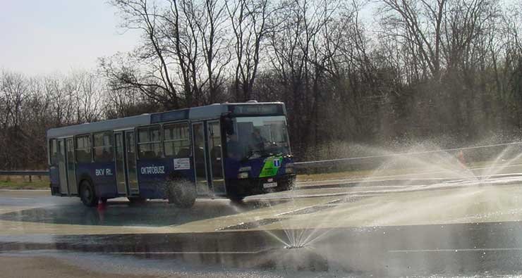 Jeget szimuláló felületen az Ikarus blokkoló kerekekkel is alig lassult. Mindent letarolt volna