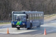 Felfelé is nehezen halad a busz a jeges felületen. Lefele aztán jöhet a farolás a vizes pályán