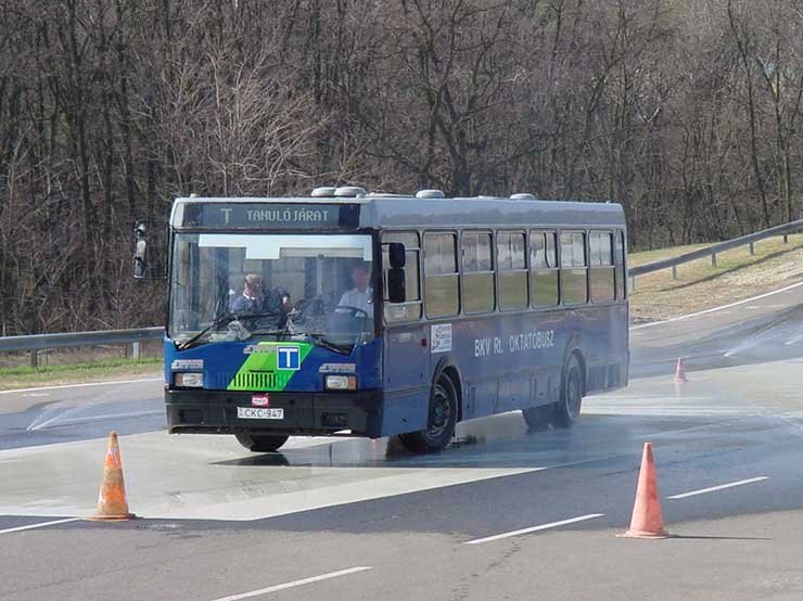 Felfelé is nehezen halad a busz a jeges felületen. Lefele aztán jöhet a farolás a vizes pályán