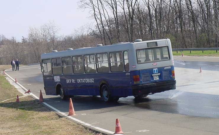 Nem véletlenül ritka a gyep a pálya mellett, a buszok néha kicsúsznak a fűre