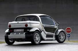 A Matra M72 félúton áll a motorok és az autók közt