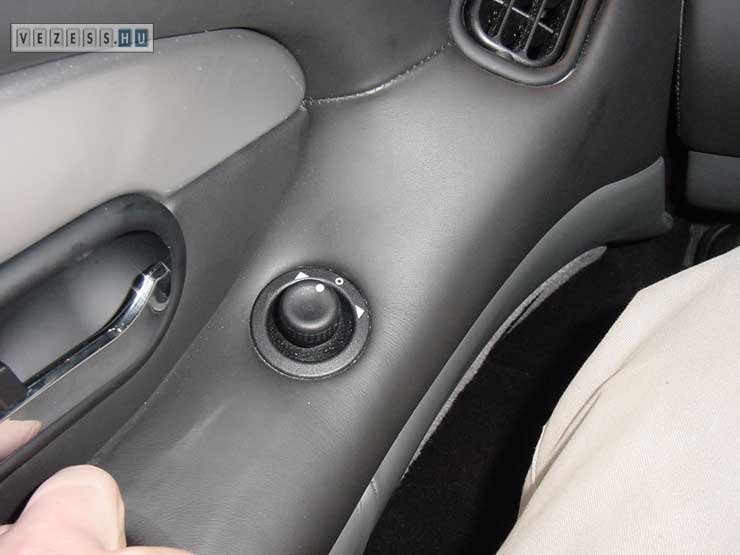 Tükörállító gomb-transzfer a Renault Laguna és az Aston Martin Vanquish között. Vagy a Lagunáé rendkívüli, vagy az Aston Martiné rangon aluli