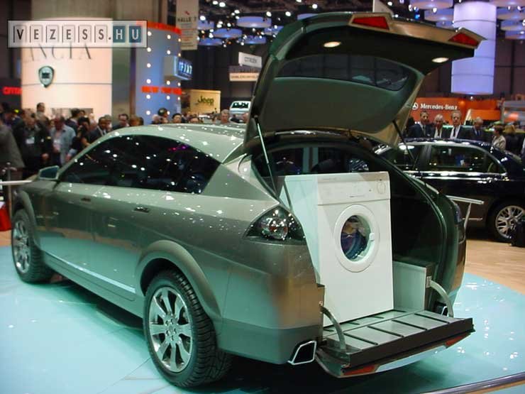 Az ülés lehajtása nélkül is befér egy mosógép. A padló egészen mély