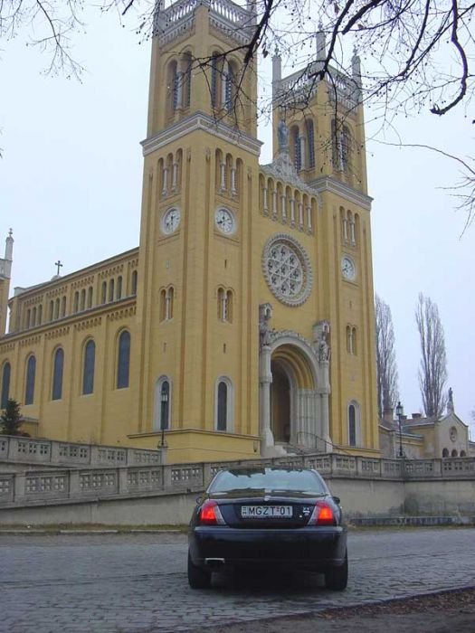 A végáttétel 4,4:1-hez. Ötödikben is leszabályoztatható a motor