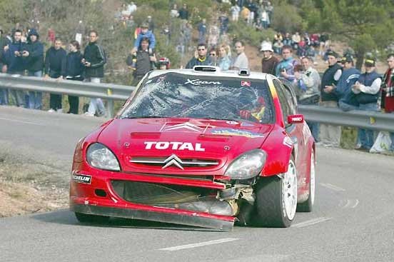 Itt még úgy nézett ki, hogy folytatni tudja Loeb, ám később fel kellett adnia a versenyt