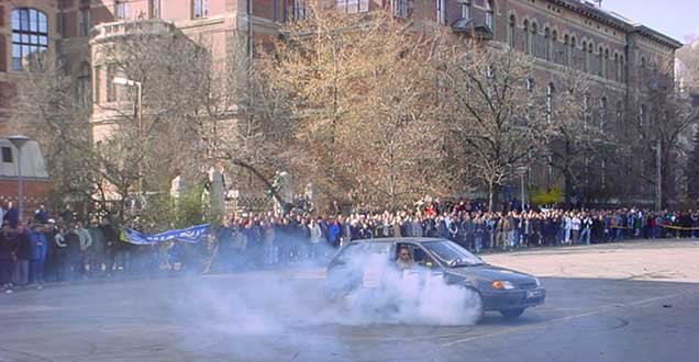 Kézifék be, tálca a kerék alá és Suzukival is lehet bródszájdolni