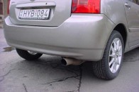 Piros Toyota felirat és vaskos kipufogó. Semmi kétség, ez a Corolla TS