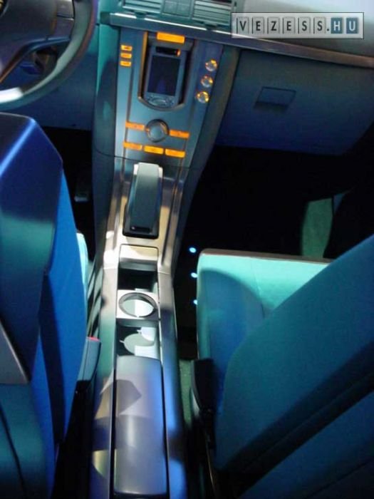 A középkonzolon palmtop vagy tárolórekesz rögzíthető