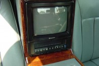 Limuzint vezettem 12 A tévét és videót faburkolat és bőr veszi körül
