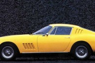 A 275 GTB-4 rövidlöketű V12-es motorja 7600-as fordulatot is elviselt