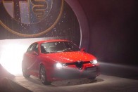 Új Alfa 156 és GTA hazánkban 9 A 156 GTA és a Sportwagon GTA a márkaértékek desztillált szubsztanciáját adja. - hirdeti a gyár