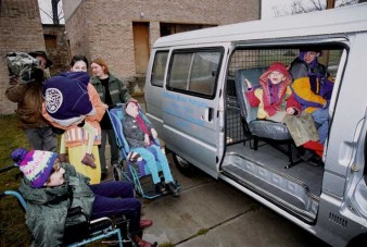 Kisbuszt ajándékozott a Mazda a Perbáli Lakóotthonnak