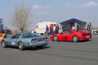 Itt még együtt van a két autó, de a versenyen a nitrós Corvette volt gyorsabb