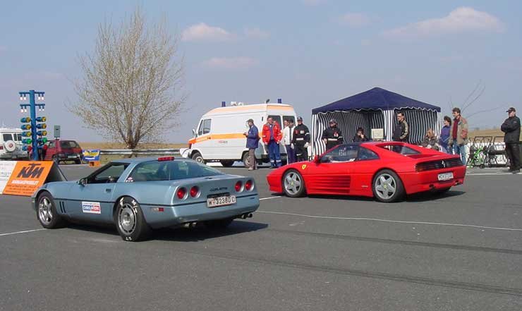 Itt még együtt van a két autó, de a versenyen a nitrós Corvette volt gyorsabb