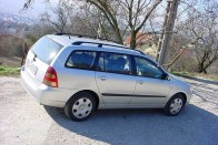 Teszt: Toyota Corolla Station Wagon 2.0 D-4D Terra – Józanul nézve 18 Nem divatkombi: a csomagtérajtó szinte merőleges, a forma visszafogott