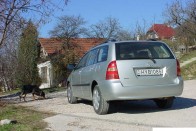 Teszt: Toyota Corolla Station Wagon 2.0 D-4D Terra – Józanul nézve 19 A kétliteres dízelmotor a kombihoz, a limuzinhoz és a Corolla Versóhoz rendelhető, a ferdehátúhoz nem