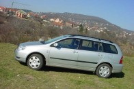 Teszt: Toyota Corolla Station Wagon 2.0 D-4D Terra – Józanul nézve 23 Az elődhöz képest jóval nagyobb tengelytáv miatt a hátsó sorban nagy a lábtér, a kombinál viszont a fejtér is hatalmas