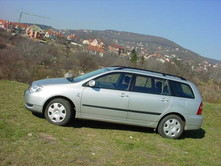 Teszt: Toyota Corolla Station Wagon 2.0 D-4D Terra – Józanul nézve 9 Az elődhöz képest jóval nagyobb tengelytáv miatt a hátsó sorban nagy a lábtér, a kombinál viszont a fejtér is hatalmas