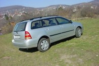 Teszt: Toyota Corolla Station Wagon 2.0 D-4D Terra – Józanul nézve 24 4 980 000 forint a Corolla D-4D kombi ára, az 1,4-os benzinesért 3 550 000 forintot kérnek