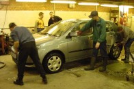 Teszt: Toyota Corolla Station Wagon 2.0 D-4D Terra – Józanul nézve 30 A vezess.hu tesztautóit a Műegyetem Rakparton mossák