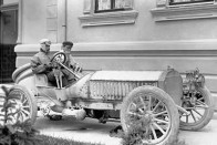 A Maybach Motorgyár alapítója, Karl Maybach egy Mercedes-Benz versenyautó volánjánál