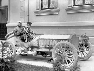 A Maybach Motorgyár alapítója, Karl Maybach egy Mercedes-Benz versenyautó volánjánál