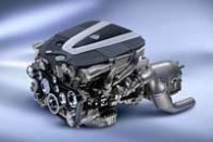 Az 5,5 literes V12-es motor teljesítménye 550 lóerő, maximális nyomatéka 900 Nm