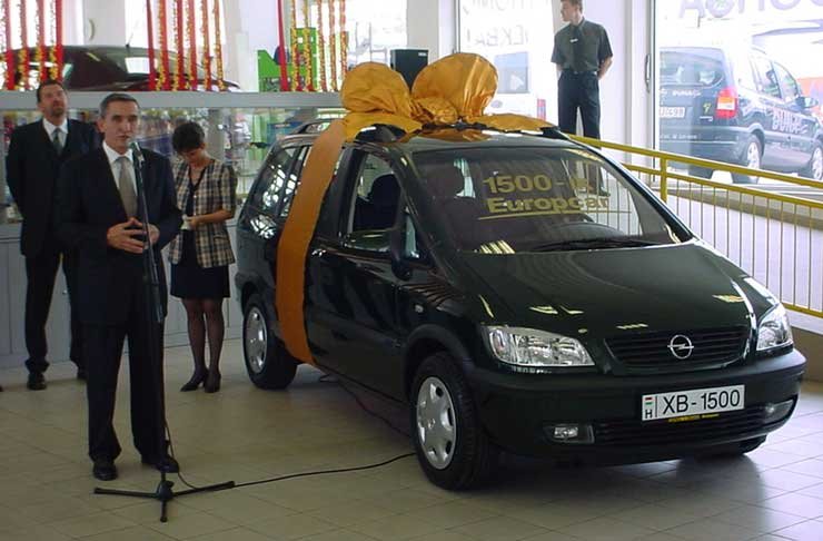 1500 Opel a Europcar kölcsönzőnek 4 Dr. Wolf Károly, az Opel divízióigazgatója gratulált a márkakereskedés és a Europcar együttműködéséhez