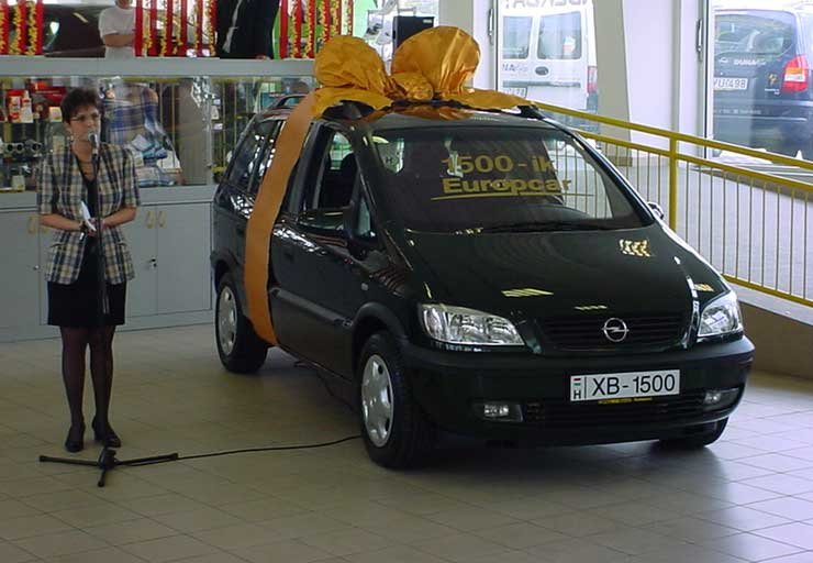 1500 Opel a Europcar kölcsönzőnek 5 Az 1500-ik autó egy 1,8 literes Zafira volt