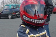 Dragstermotor robogóból 14 A marcona sisakdesign 20 000 forintba került