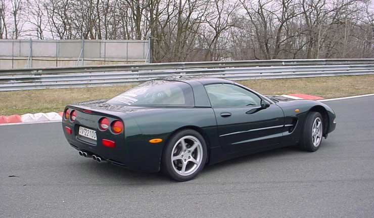 Tuningolt Corvette-em harmadannyiba kerül, mint egy Porsche Turbo és agyonveri gyorsulásban és végsebességben