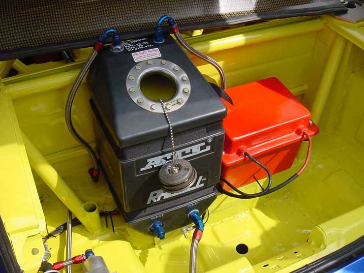 A biztonságos helyre rögzített tankban sárga szivacs akadályozza meg a benzin lötyögését