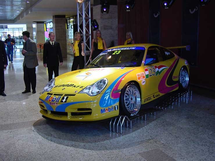 Magyar versenyző a Porsche Supercup teljes szezonjában 4 A motorháztetető üvegszálas műanyagból, az ajtók és a hátsó ablak műanyagból készült