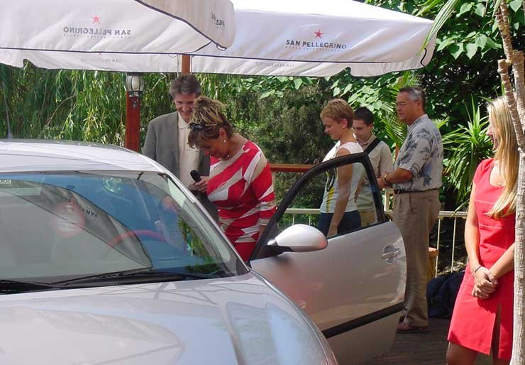 10017_81782_1000x700.jpg | Vezess | Vezess Szulák Andreát egy 100 lóerős dízel Ibizával lepte meg az importőr. Az autót Orbán Szabolcs Seat márkaigazgató adta át