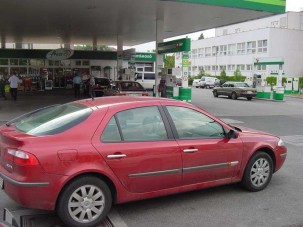 Autózás gyorsan vagy takarékosan: melyik éri meg?