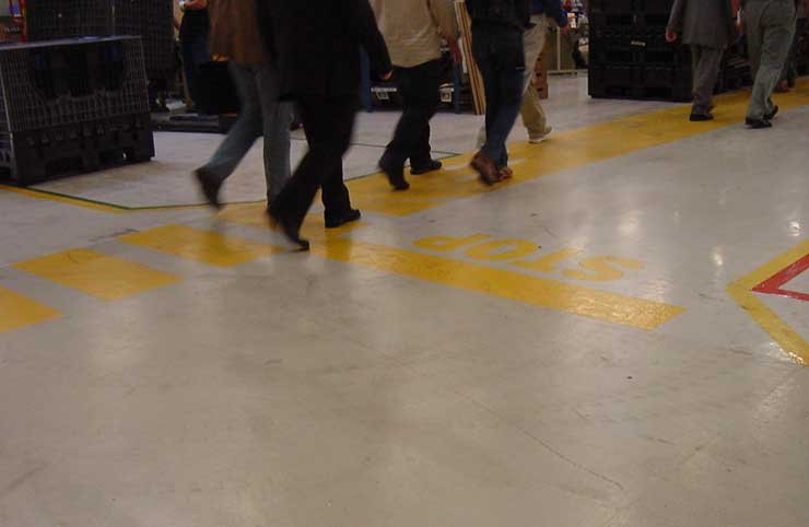 A STOP tábla a targoncáknak szól, gyalog a felfestett sávon kell haladni