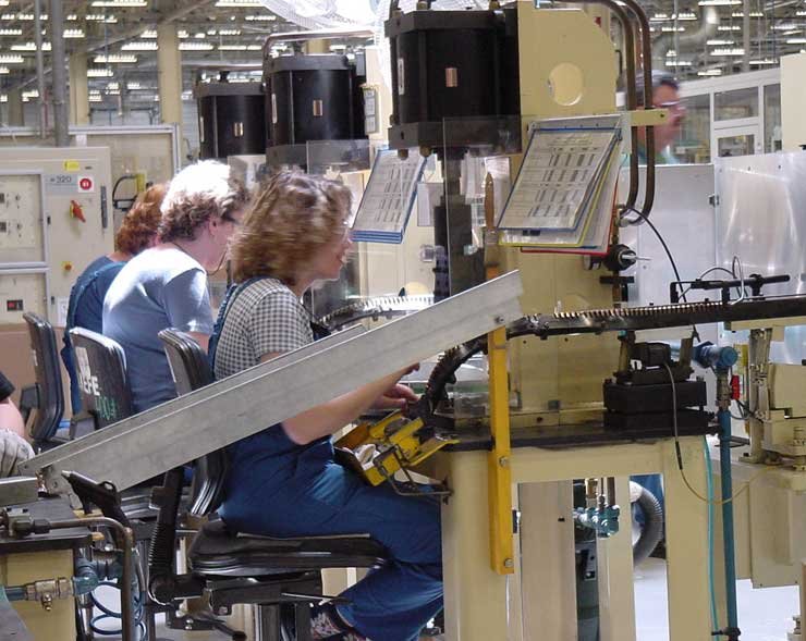 Óránkénti váltásban más helyre kerülnek a dolgozók, hogy megtörjön a monotónia