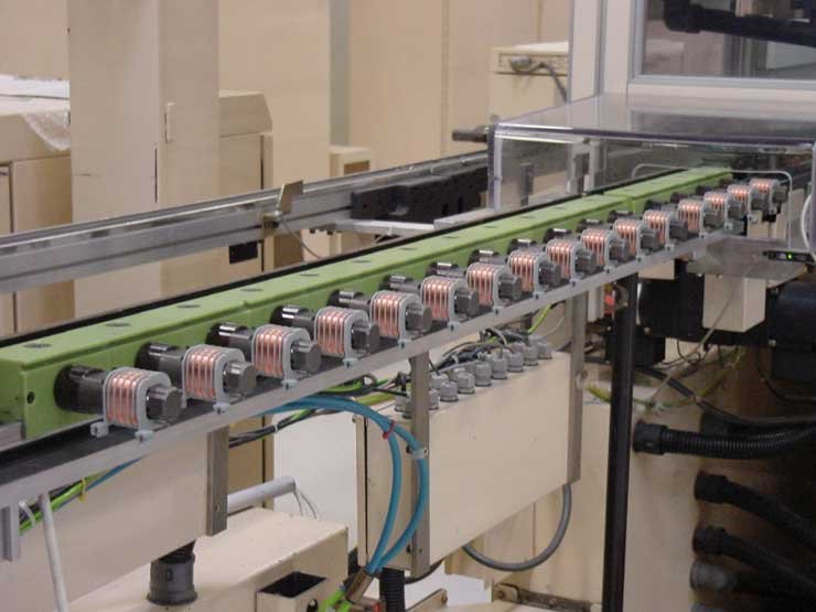 Jókora spulnikról csévélik föl a gyújtótekercsre a hajszálvékony drótot