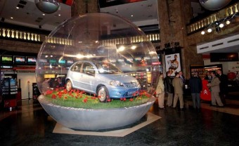 Autó a nagyáruházban