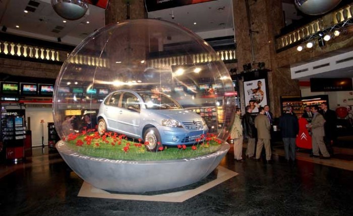 Autó a nagyáruházban