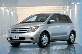 Új kis-egyterű a Toyotától