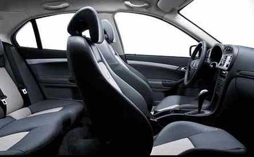 71 milliméterrel nagyobb tengelytáv és 55 millimétert gyarapodó belső szélesség javítja a térkínálatot