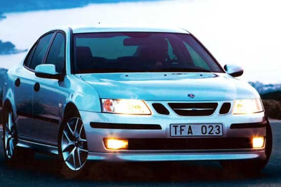 Az orr-részt nézve ráncfelvarrásnak hihetnénk a változást, pedig a középkategóriás Saab teljesen új