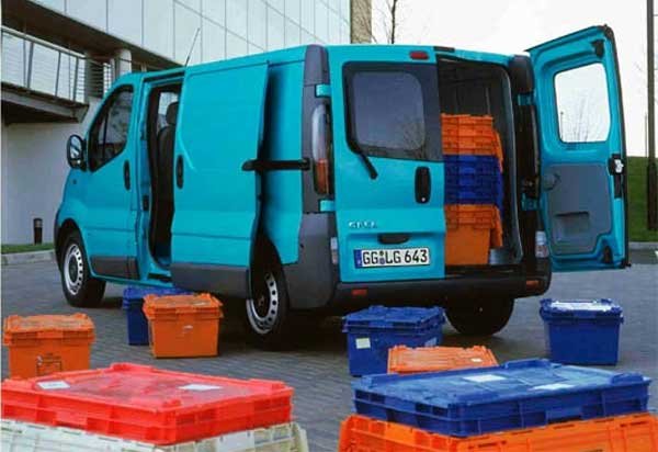 A jobb oldali tolóajtó feláras, a hátsó ajtó szériában 180 fokig nyílik