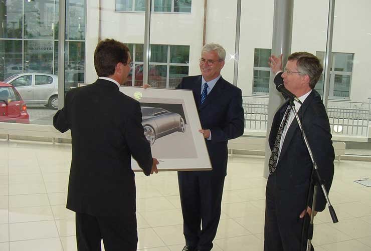 Berki István Reálszisztéma ügyvezetőnek egy SC 430 rajzot adott át Takis Athanasopoulos, a Toyota Motor Europe első alelnöke