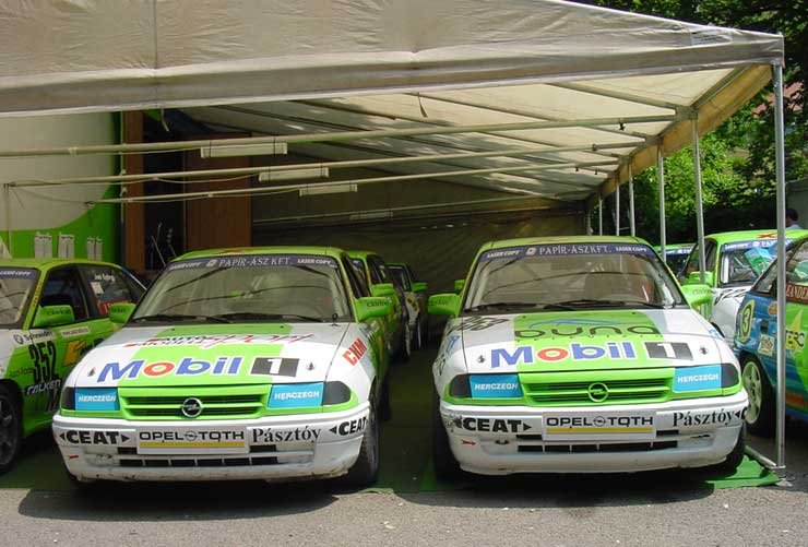 8396_76014_1000x700.jpg | Vezess | Vezess Az Astra kupában szombaton Jánosi György, vasárnap Krecz Zsolt győzött. A képen balra a szombati média kupát megnyerő Bessenyey Zoltán autója