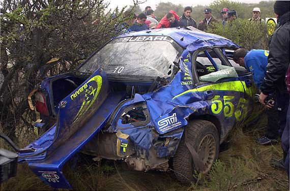 Makinen és navigátora sértetlenül szállt ki a rommá tört autóból