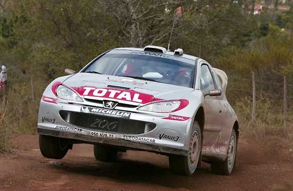 Jól ment a Peugeot-nak, pontot mégsem szereztek. Grönholm-ot szabálytalan szerelés, Burnst (képünkön) szabálytalan lendkerék miatt zárták ki