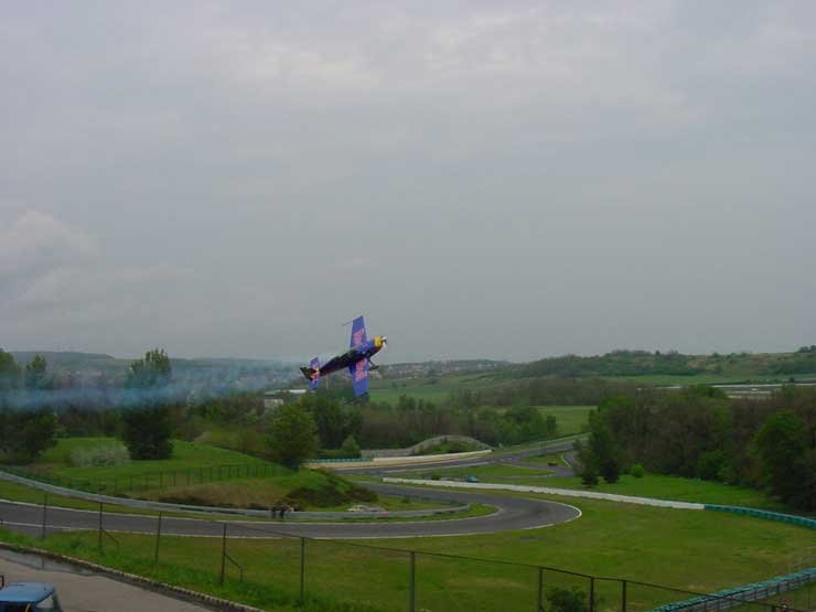 A levegőben kezdte...