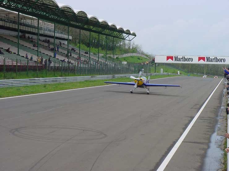 ...landolás után pedig a pályán folytatta a produkciót Besenyei Péter, aki idén is néhány futamon elindul az Opel Astra kupában